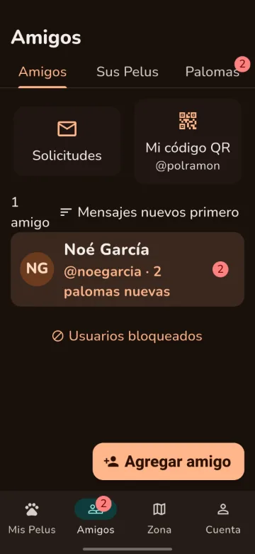 Pantalla de amigos con solicitudes, código QR personal y una amistad con palomas nuevas